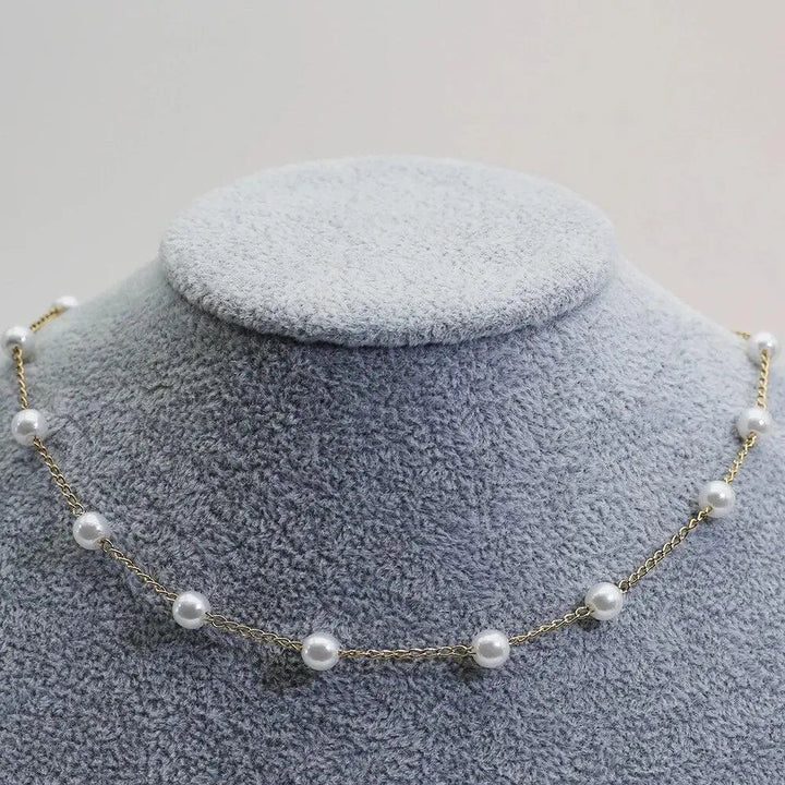 Elegant Gold Necklace with Pearls