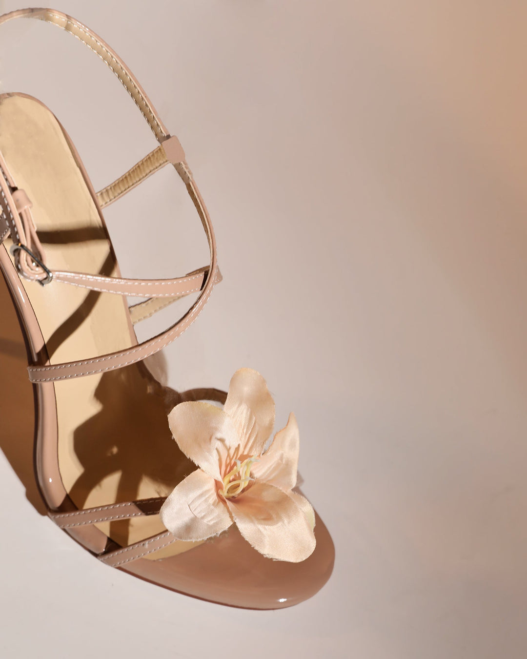 Maurizia Flower Cross Strap Sandals In Beige
